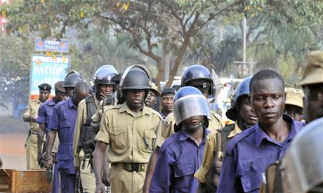 Ugandtí policisté na míst útoku